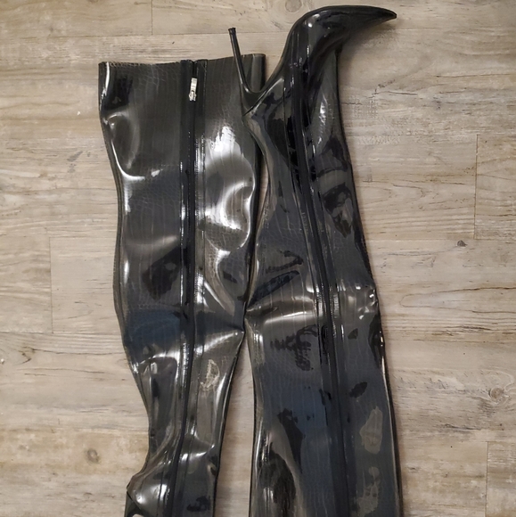 Fashionnova Snakeskin Thigh high heeled boots - Picture 3 of 6